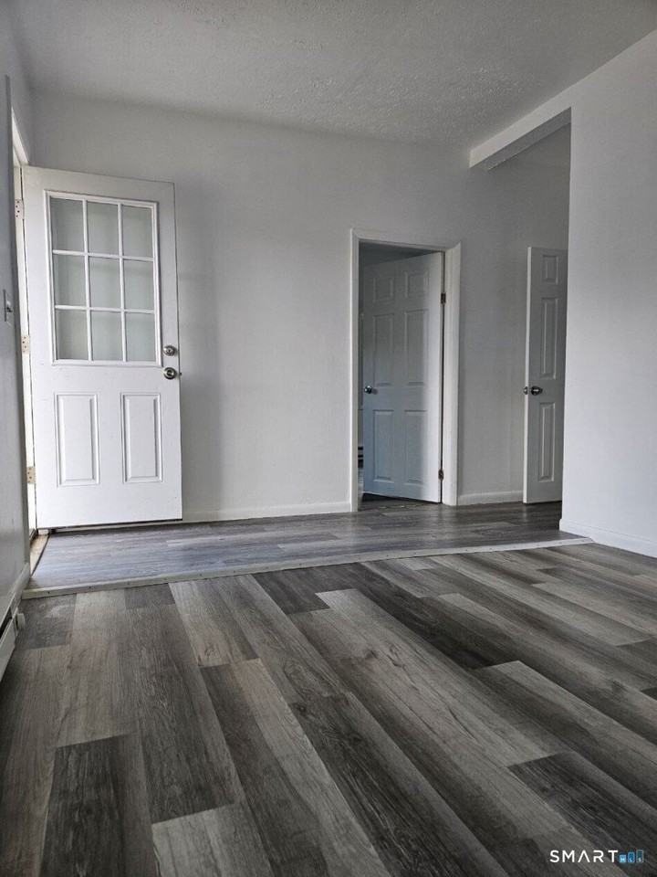 916 Middle St - Photo 7 of 17