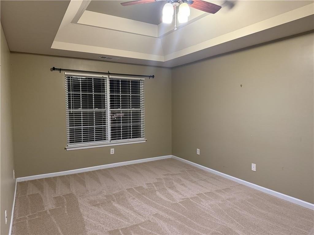 945 Tree Top Dr - Photo 4 of 10