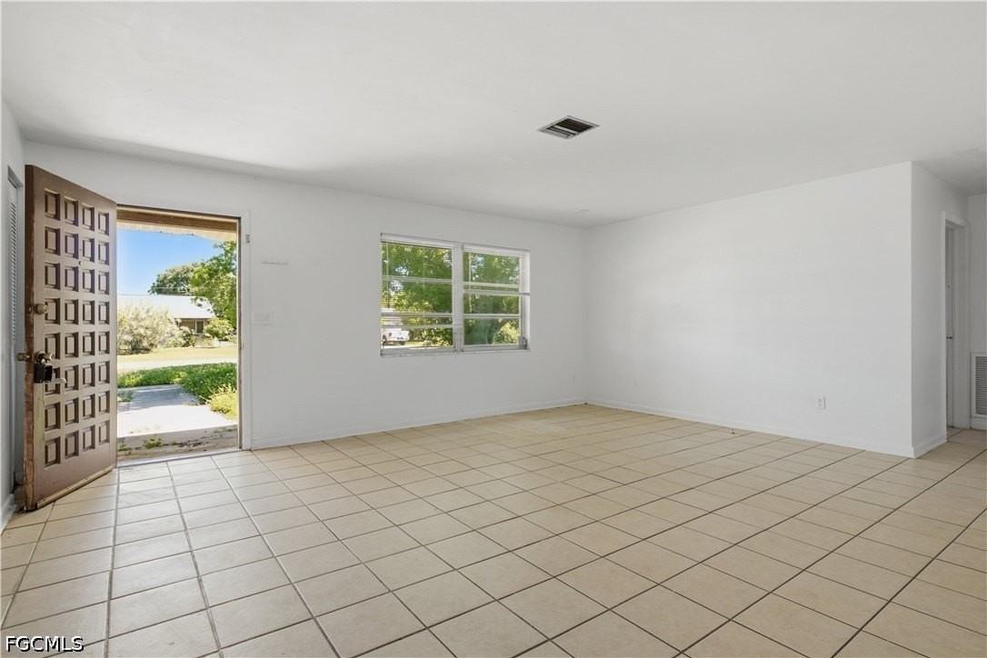 322 Ne 11th Pl - Photo 3 of 13