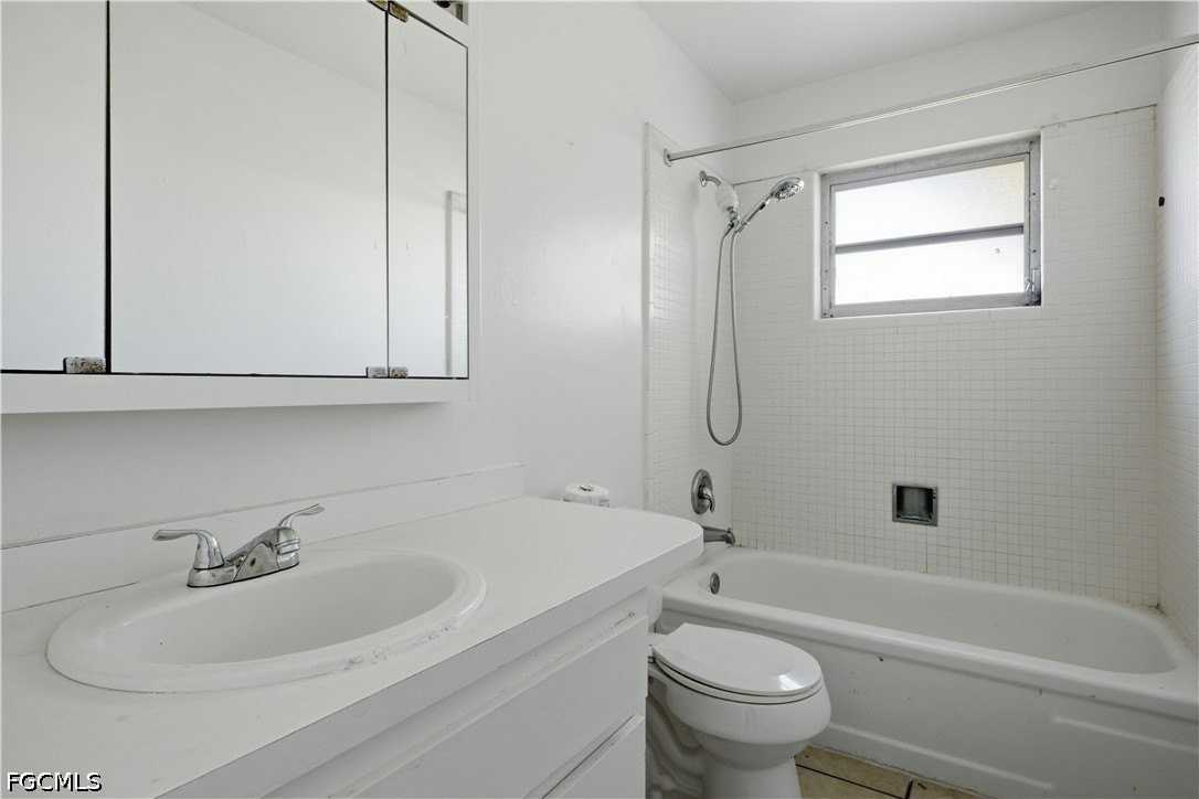 322 Ne 11th Pl - Photo 5 of 13
