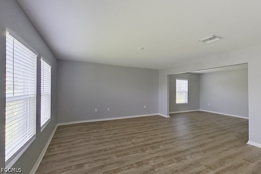 1010 Kaye St E - Photo 5 of 19