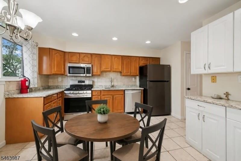 662 Marshall Rd Apt A - Photo 3 of 29