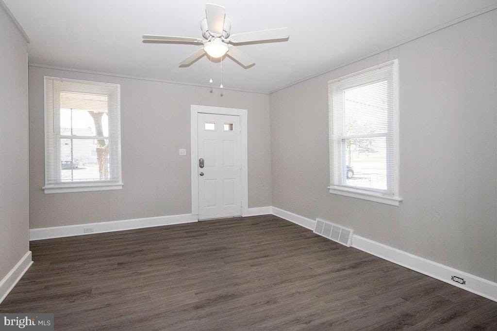 207 Somerset St - Photo 4 of 13