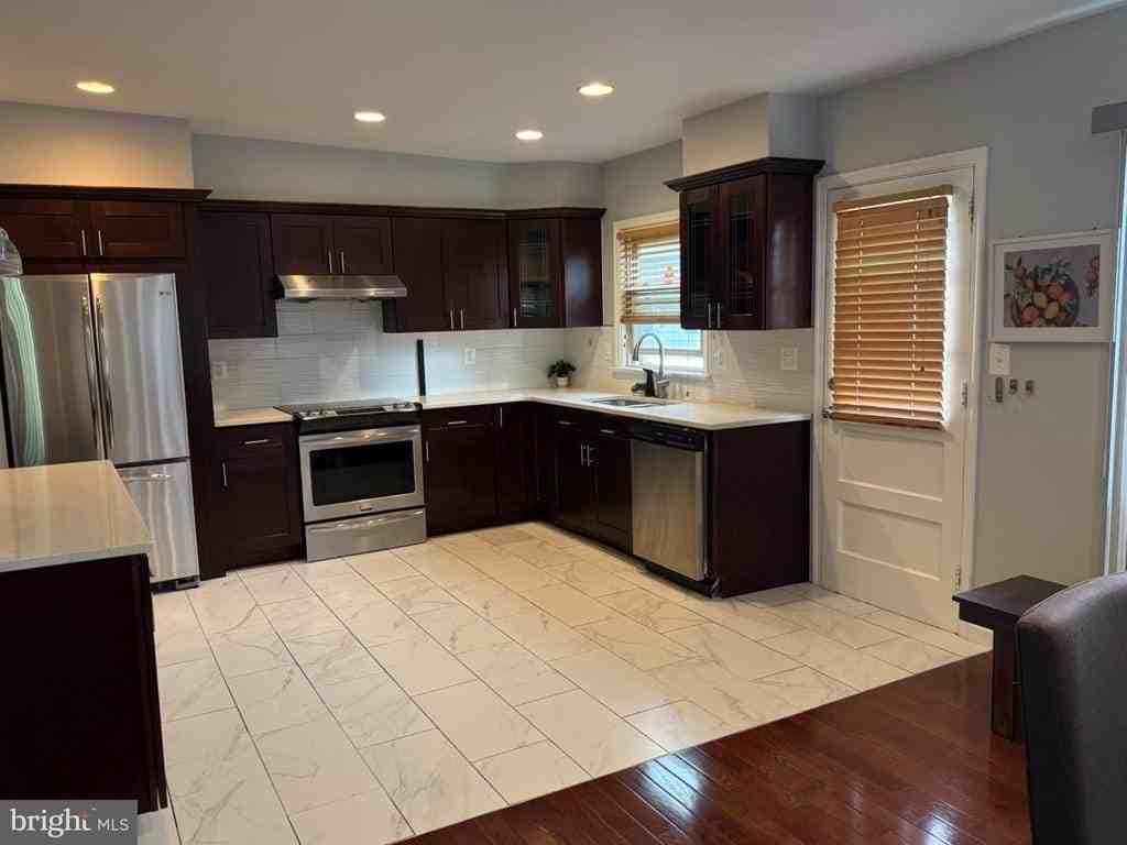 512 Haverford Ave - Photo 5 of 32