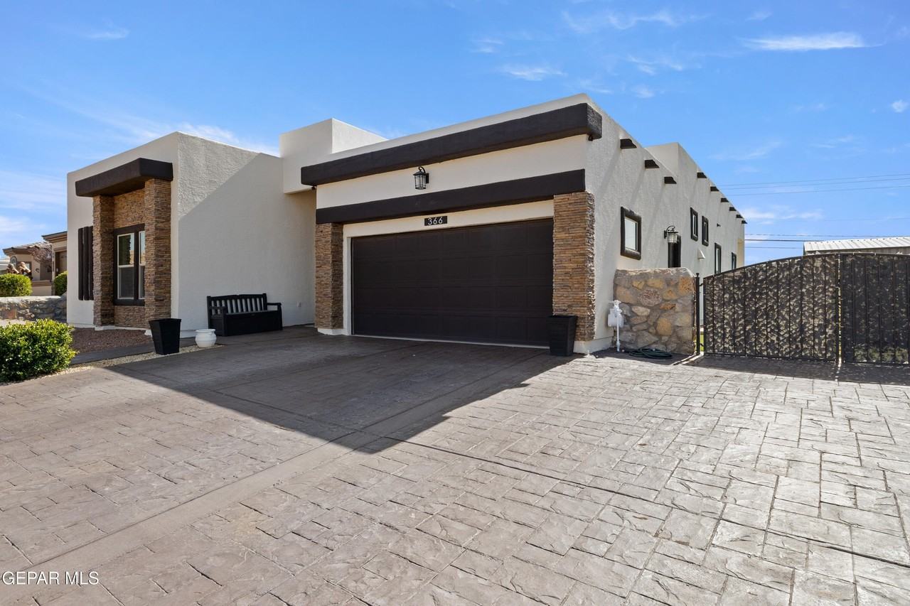 366 Inverness Dr - Photo 4 of 34