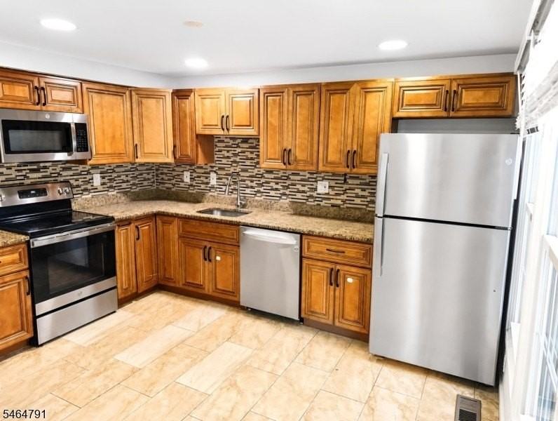 852 Valley St - Photo 4 of 32