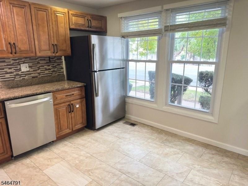 852 Valley St - Photo 5 of 32