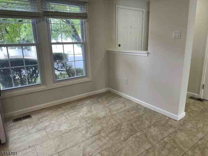 852 Valley St - Photo 6 of 32
