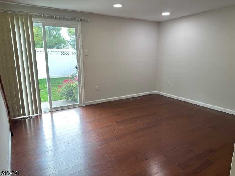 852 Valley St - Photo 7 of 32