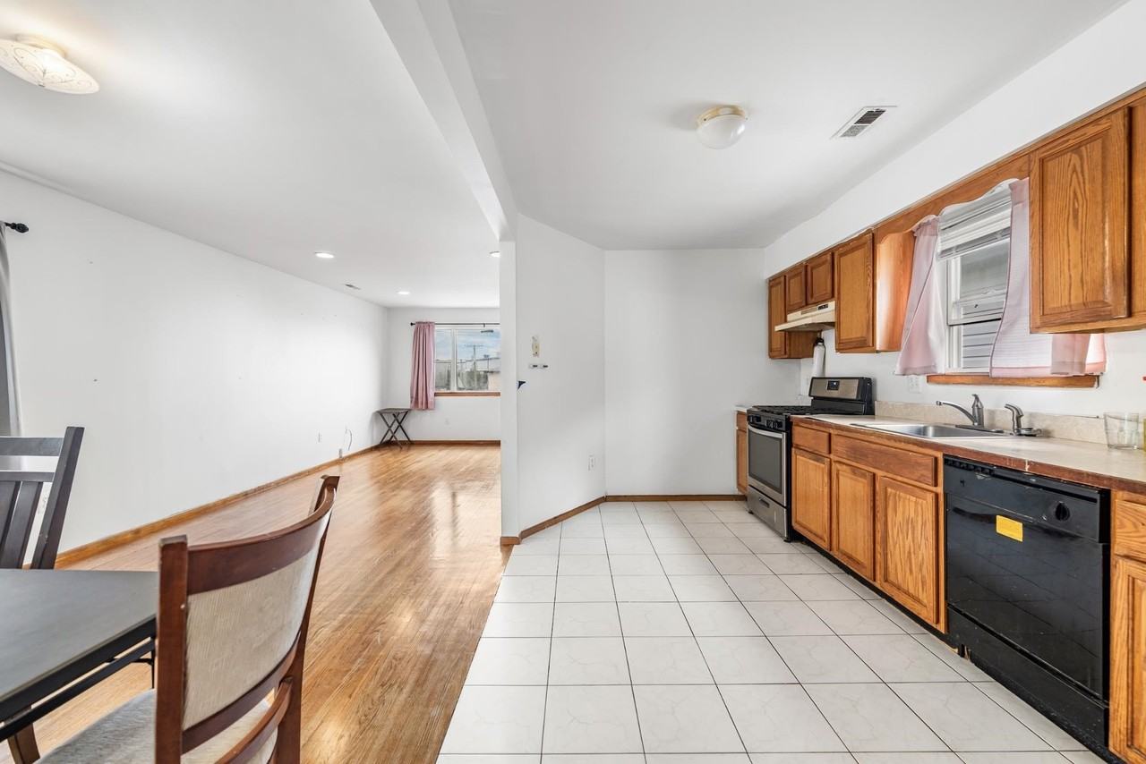 151 Hobart Ave #2 - Photo 3 of 14