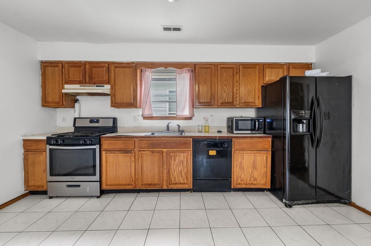 151 Hobart Ave #2 - Photo 4 of 14