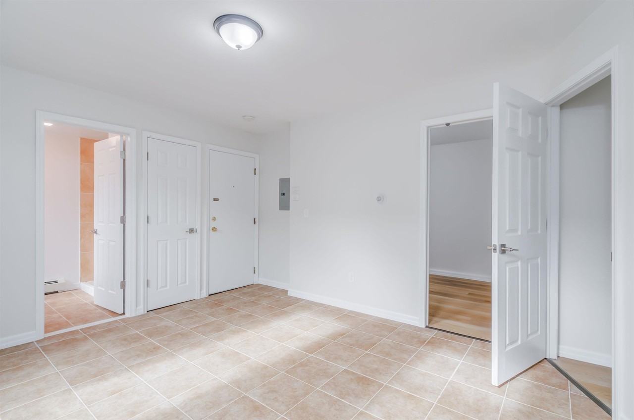 101 W 49th St #4 - Photo 3 of 14