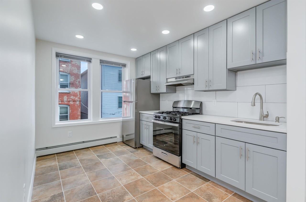 101 W 49th St #4 - Photo 4 of 14