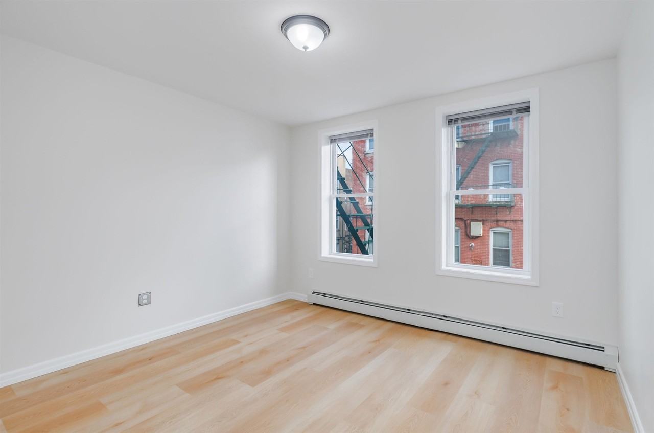 101 W 49th St #4 - Photo 5 of 14