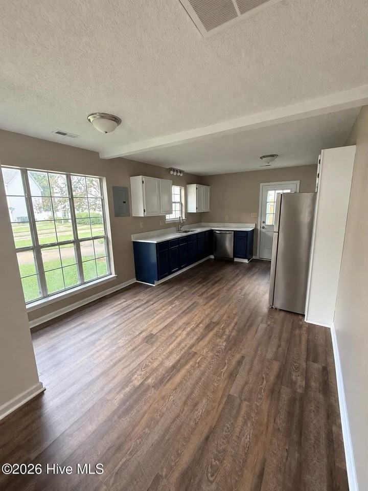 216 Cape Point Ln - Photo 3 of 10