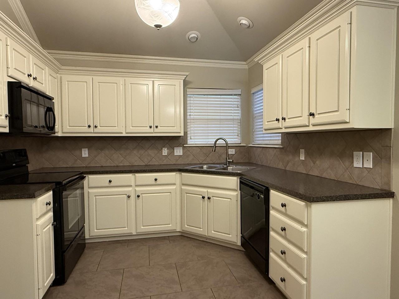5910 102nd St - Photo 4 of 13