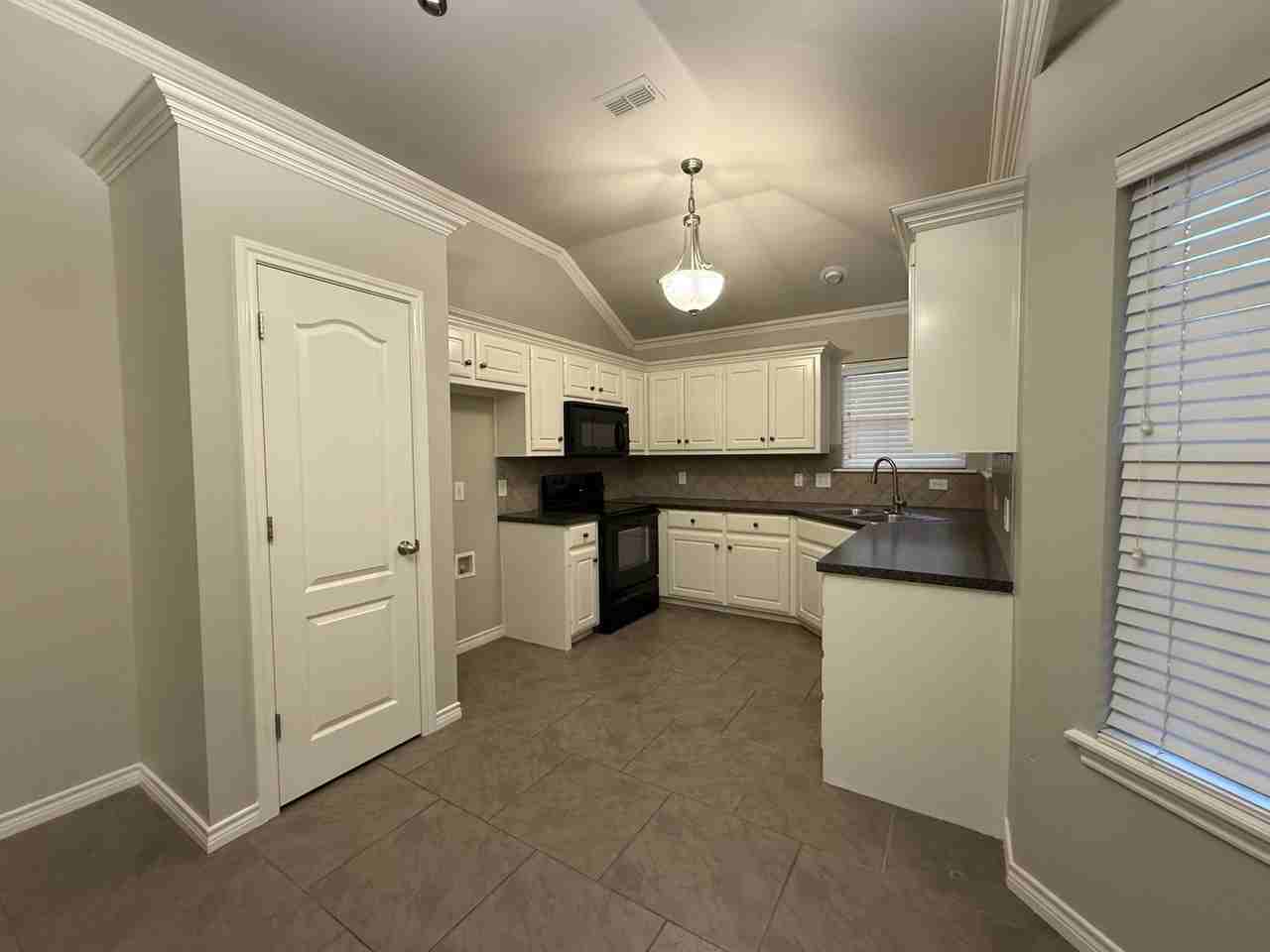 5910 102nd St - Photo 5 of 13