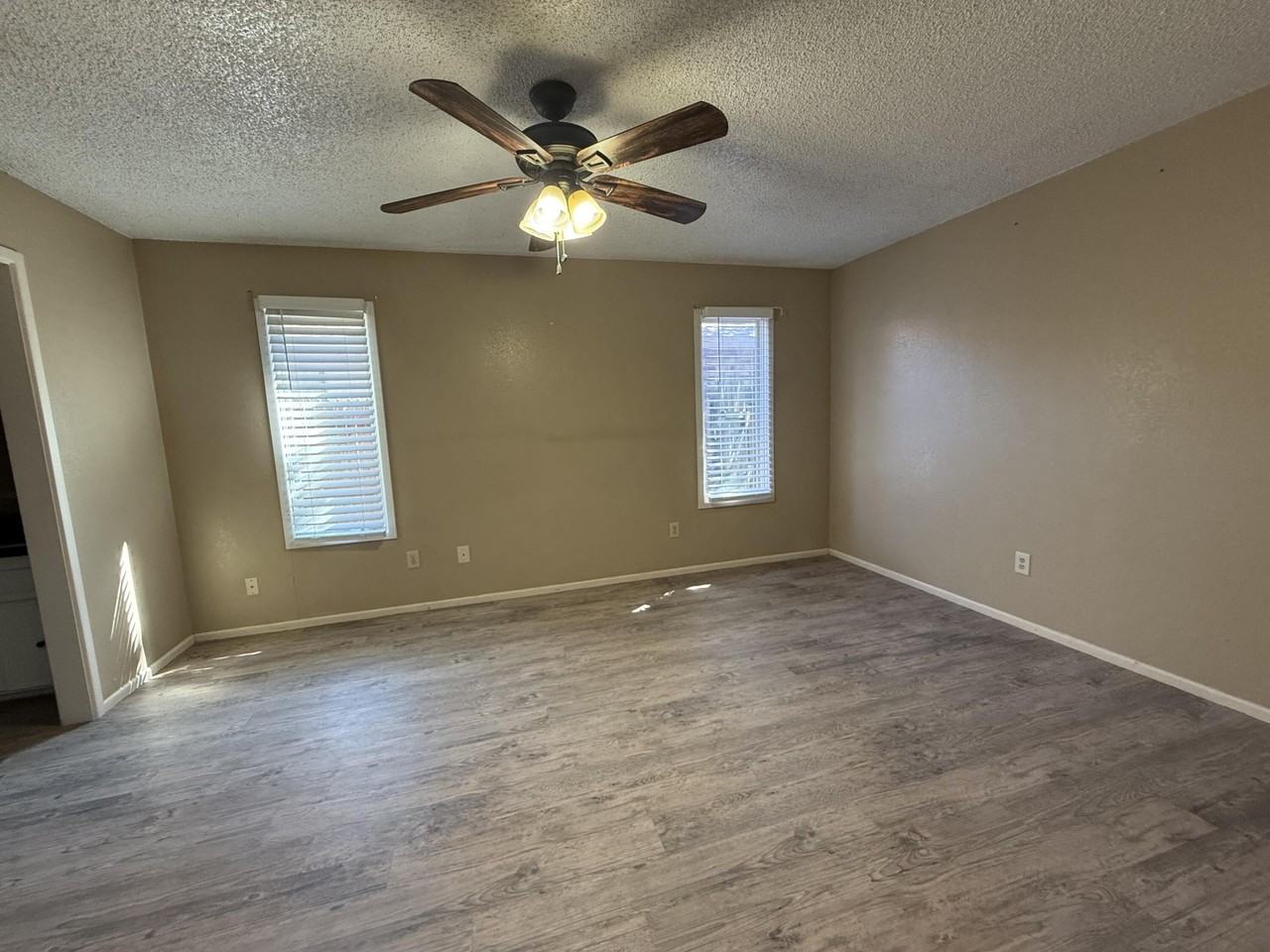5231 92nd St - Photo 6 of 12