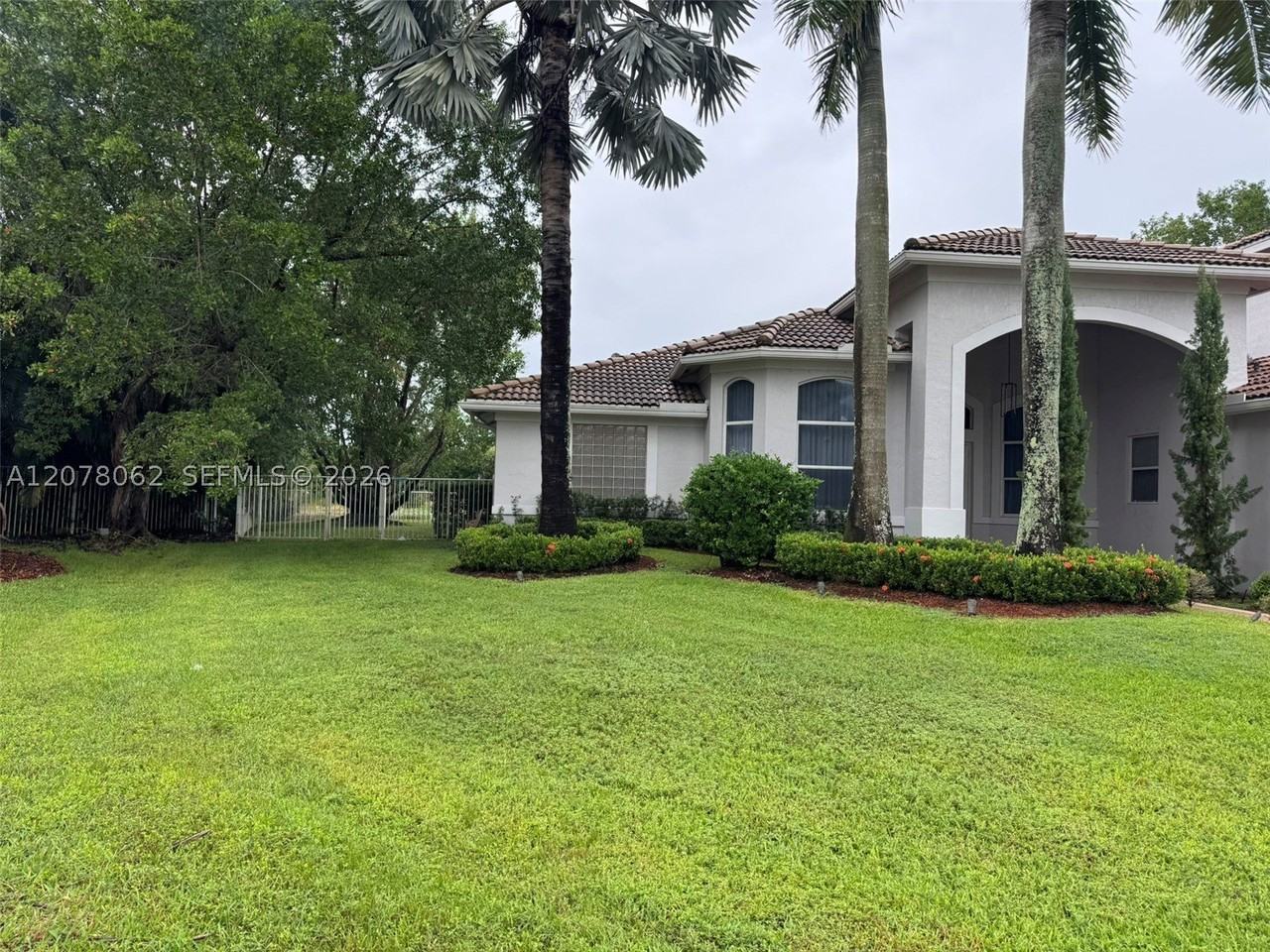 1360 Victoria Isle Dr - Photo 3 of 50