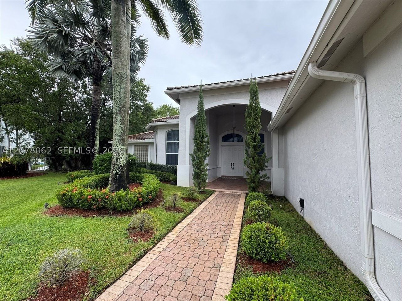 1360 Victoria Isle Dr - Photo 4 of 50