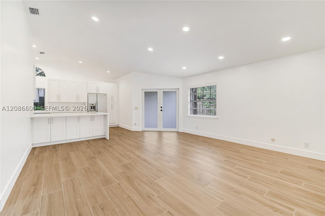 1290 Seagrape Cir - Photo 4 of 50