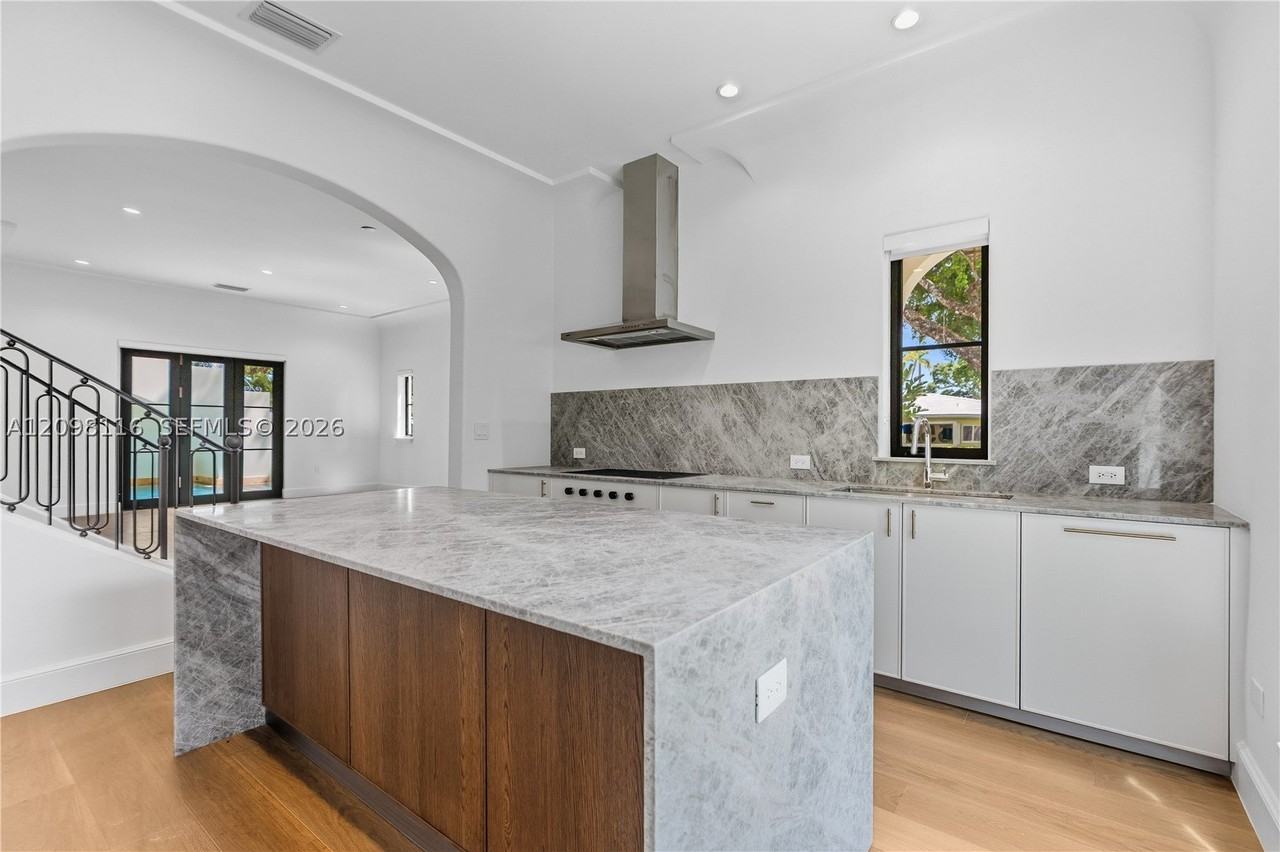 555 Santander Ave #V4 - Photo 4 of 38