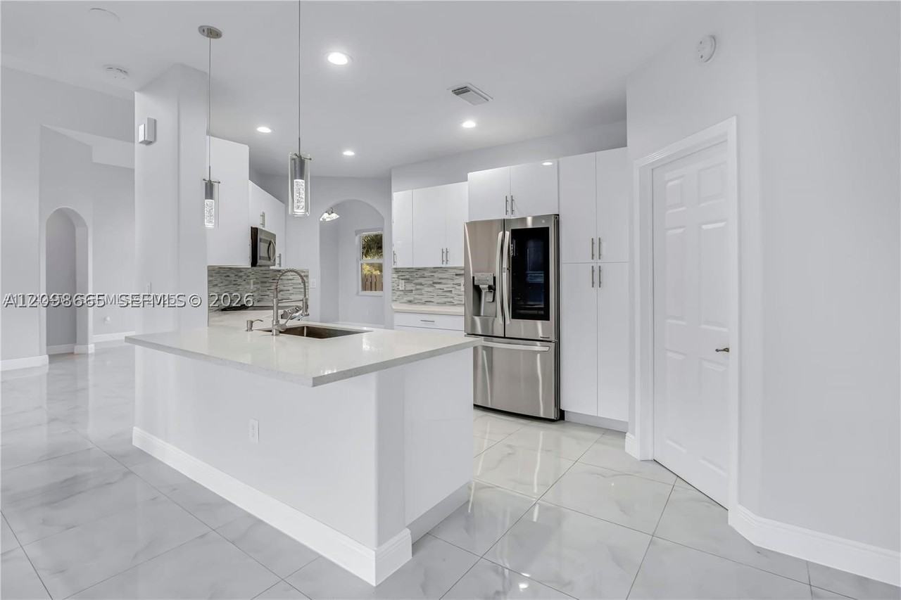 4894 Nw 110th Pl - Photo 4 of 48
