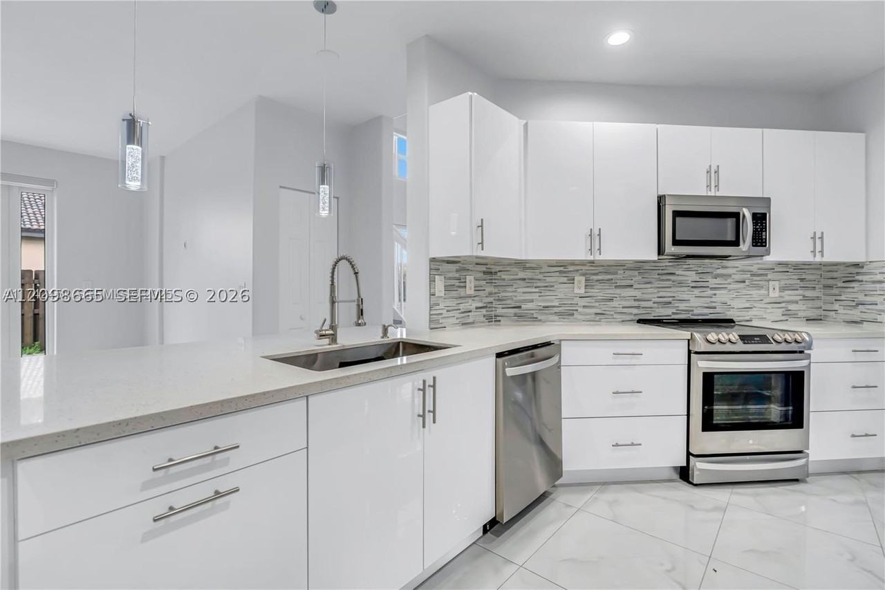4894 Nw 110th Pl - Photo 6 of 48
