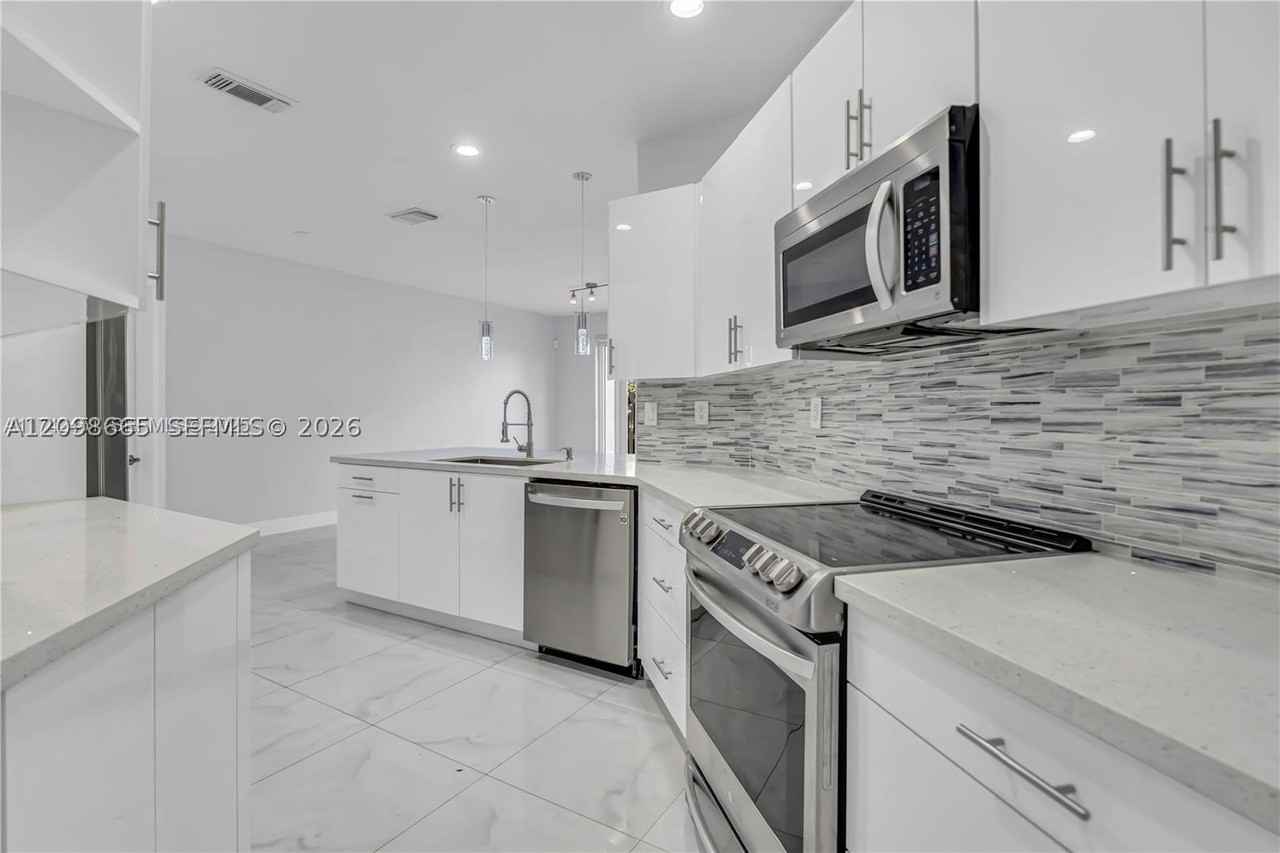 4894 Nw 110th Pl - Photo 7 of 48