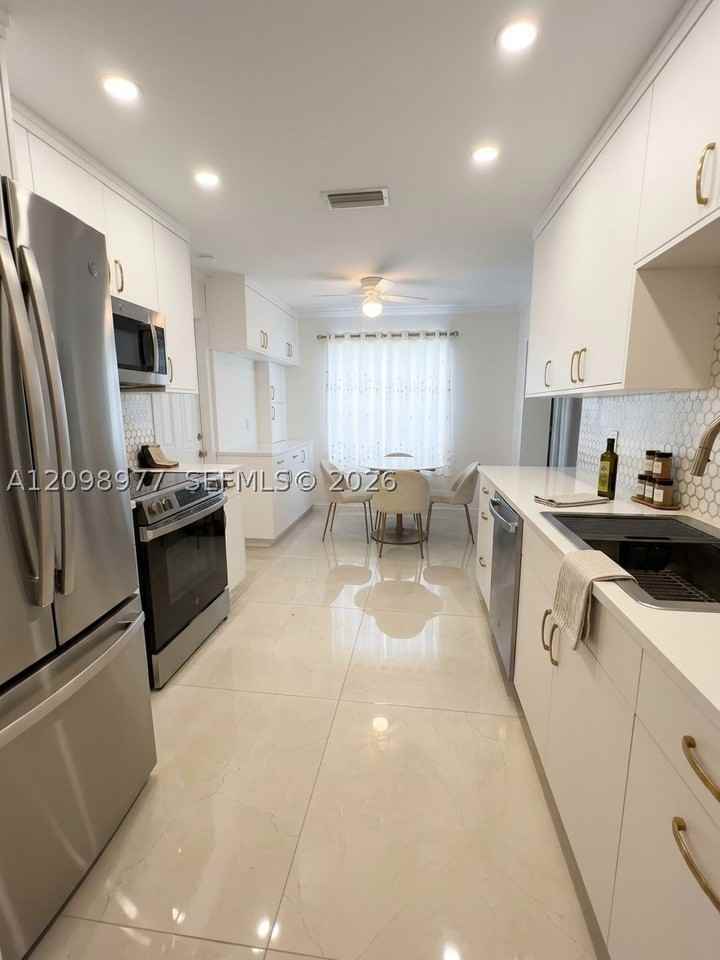 9067 Sw 1st Rd #9067 - Photo 3 of 13