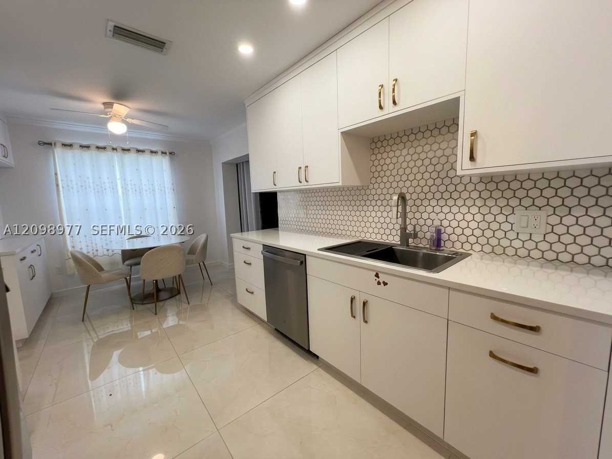 9067 Sw 1st Rd #9067 - Photo 4 of 13