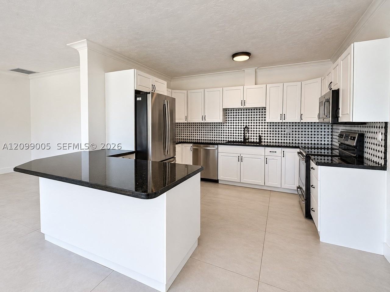 1046 Se 22nd Ave - Photo 4 of 22