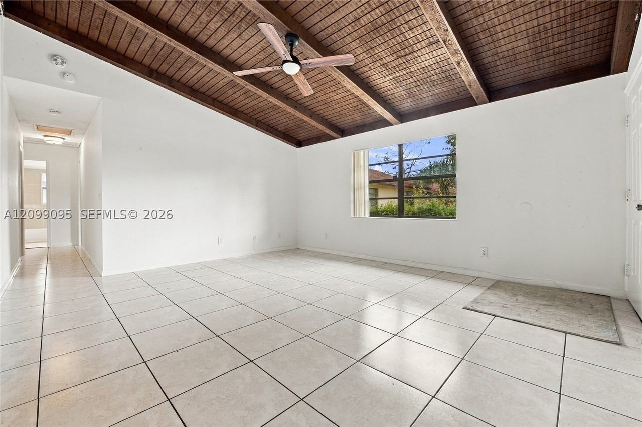 487 Glenwood Dr #487 - Photo 4 of 27