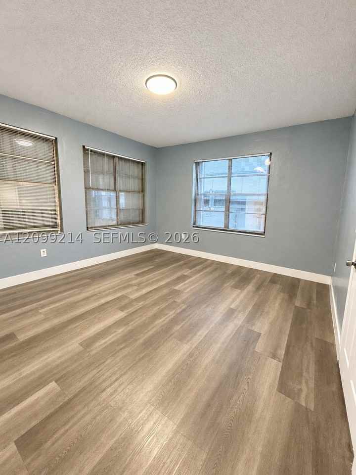 301 Sw 10th Ave #4 - Photo 3 of 12