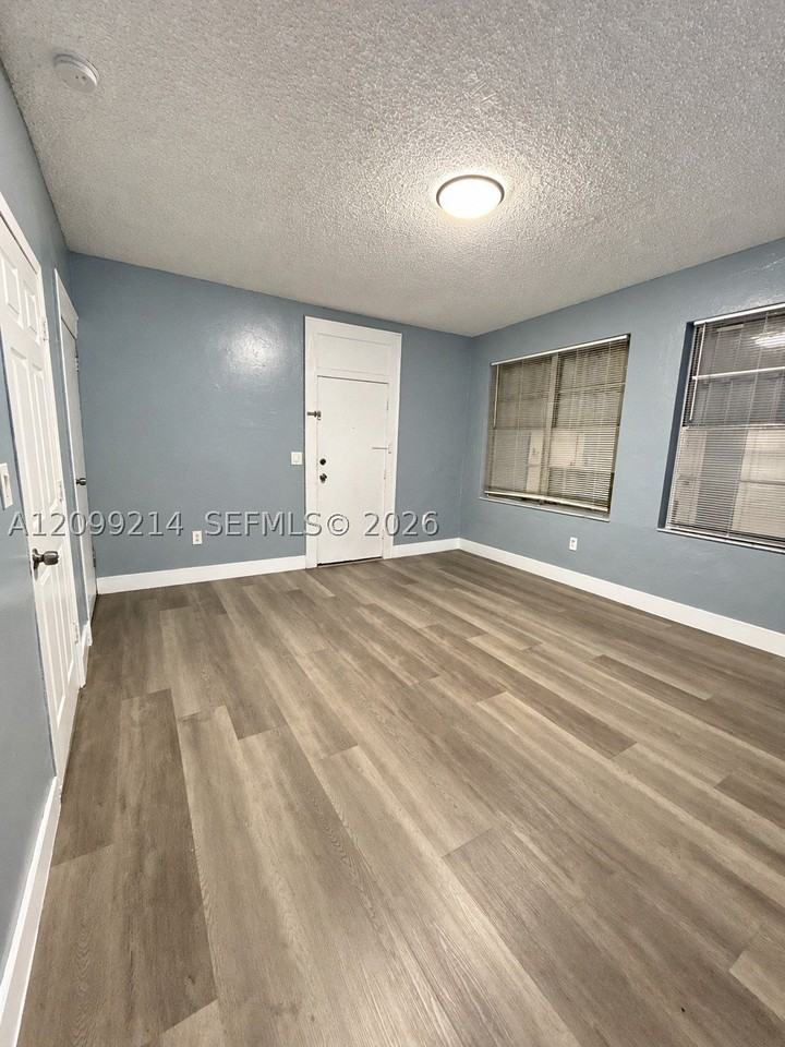 301 Sw 10th Ave #4 - Photo 4 of 12