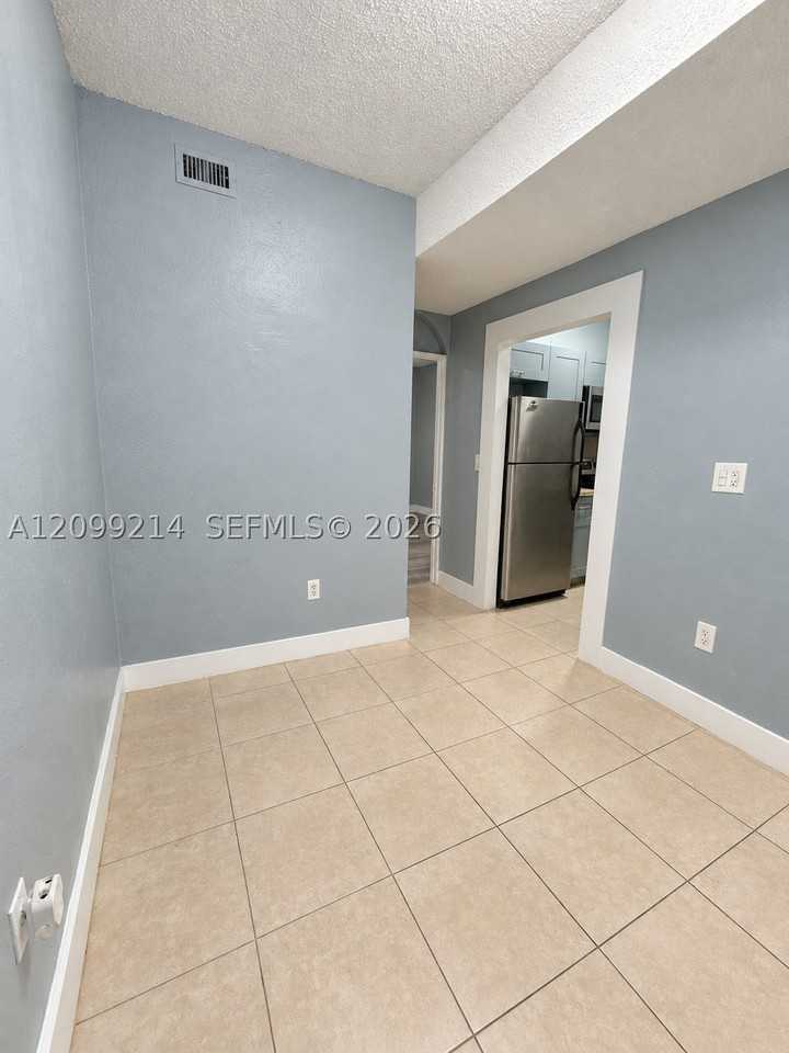 301 Sw 10th Ave #4 - Photo 6 of 12