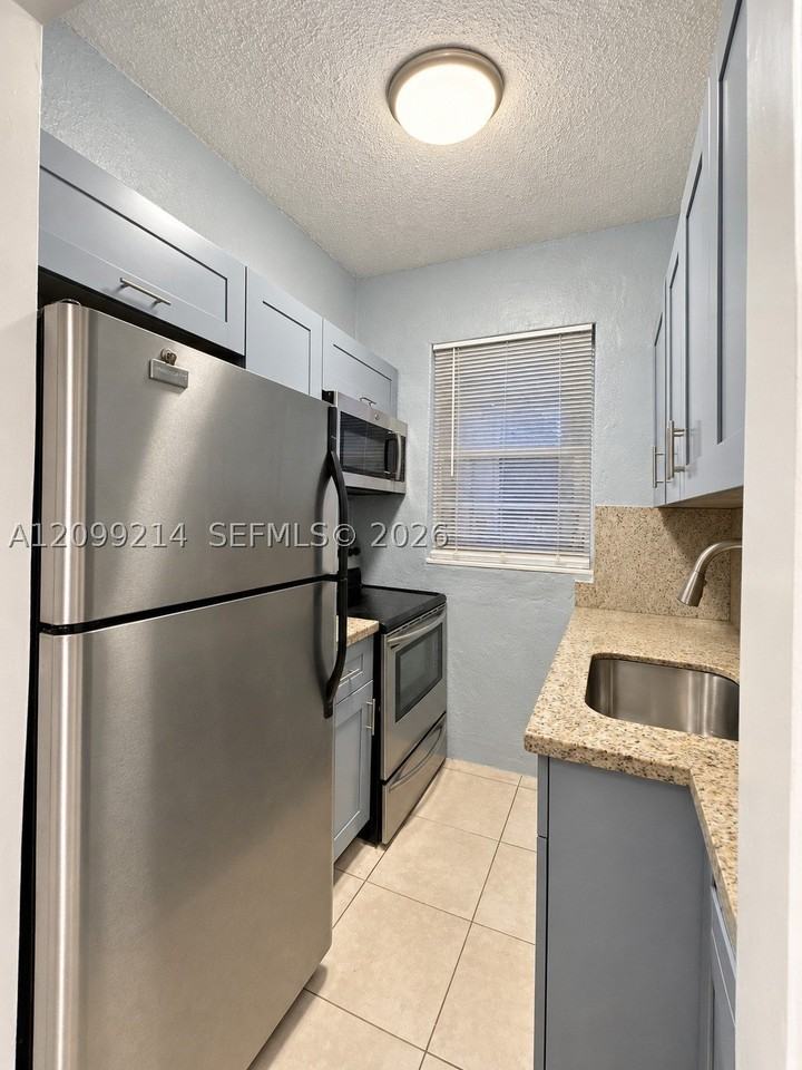 301 Sw 10th Ave #4 - Photo 7 of 12