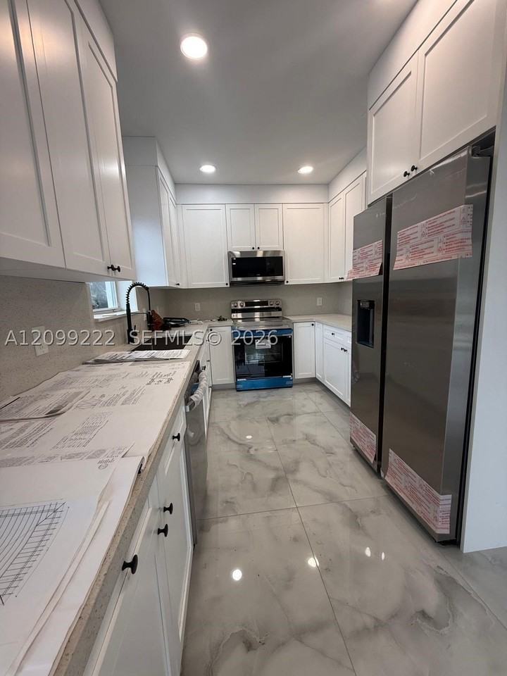 2445 Taft St - Photo 5 of 14