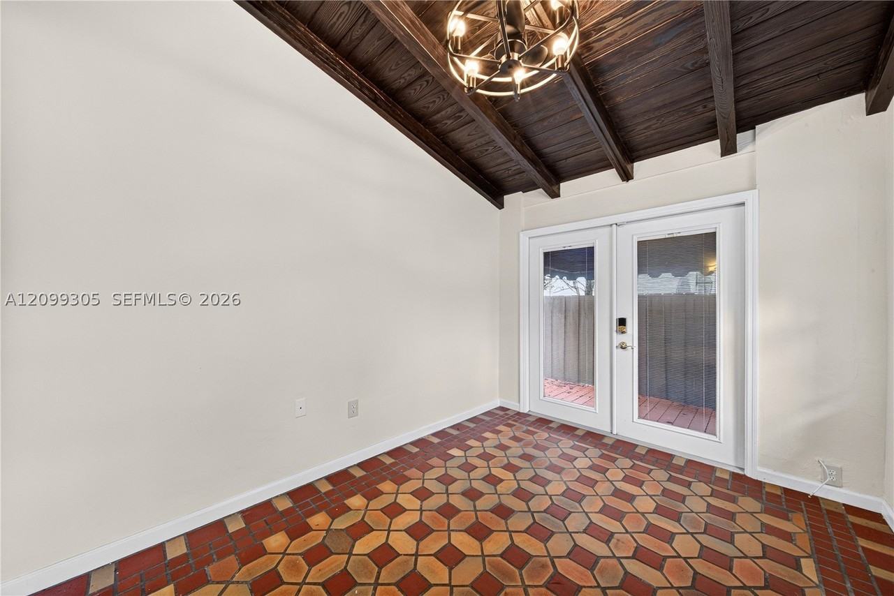 717 Ne 73rd St - Photo 6 of 37