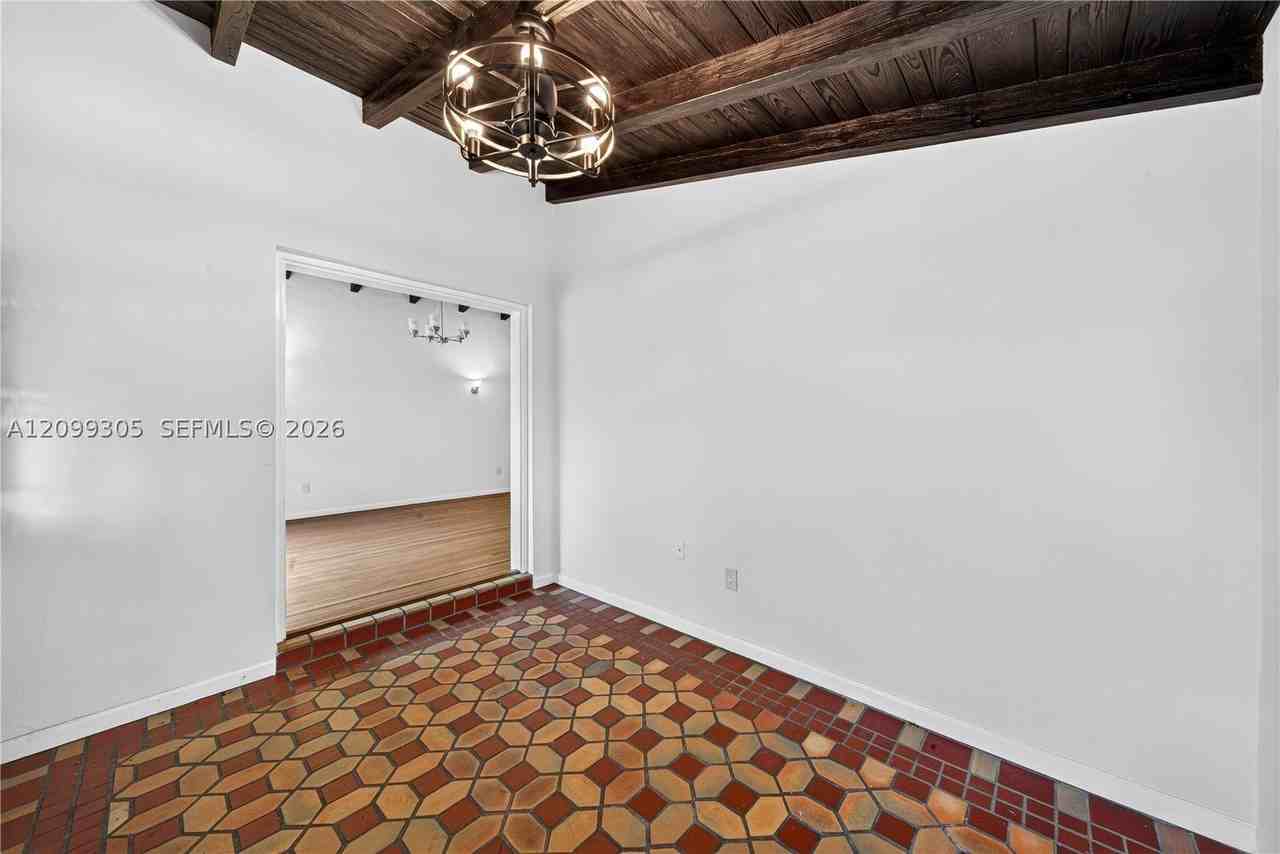 717 Ne 73rd St - Photo 7 of 37
