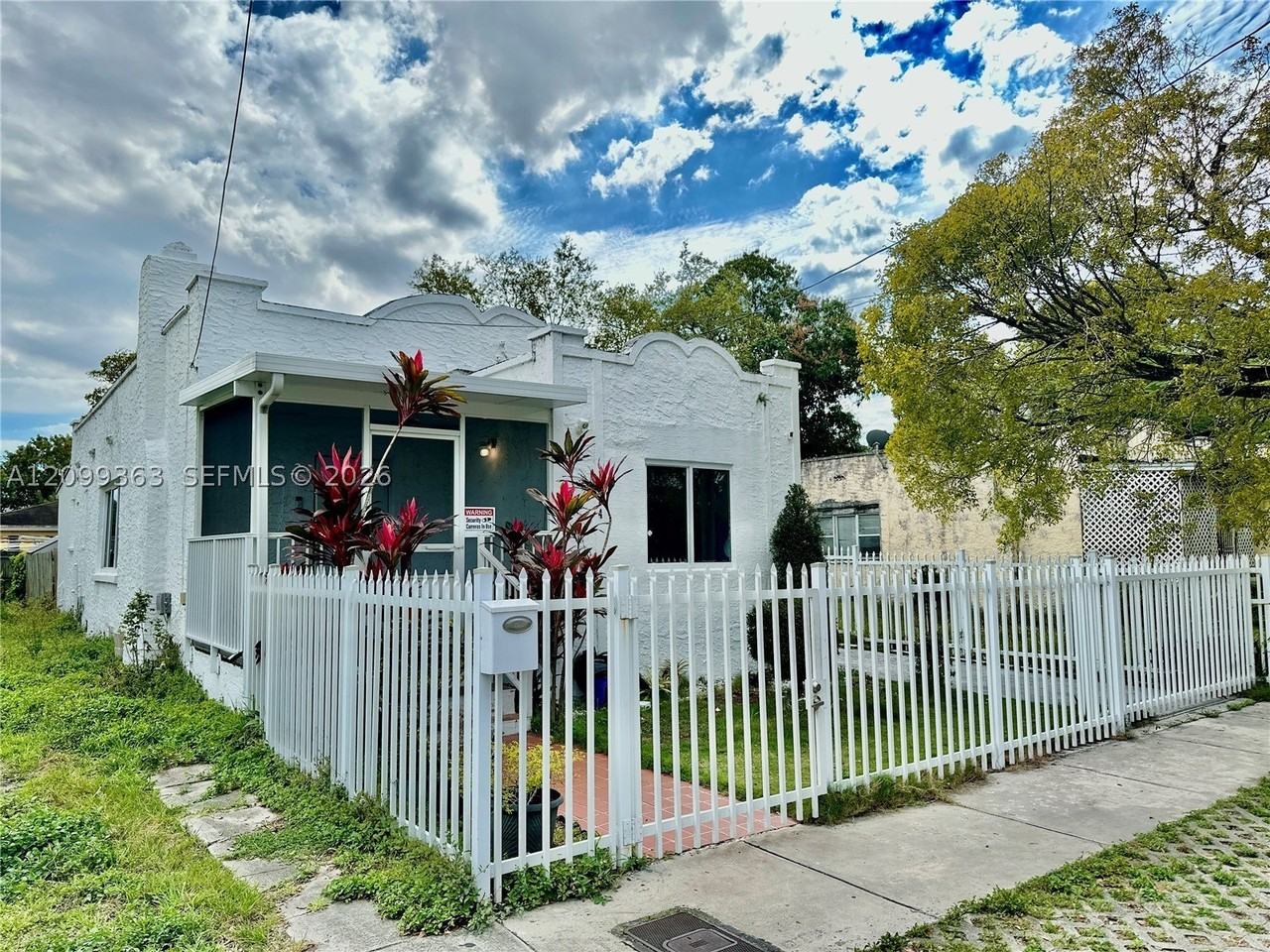 1284 Nw 39th St - Photo 3 of 18