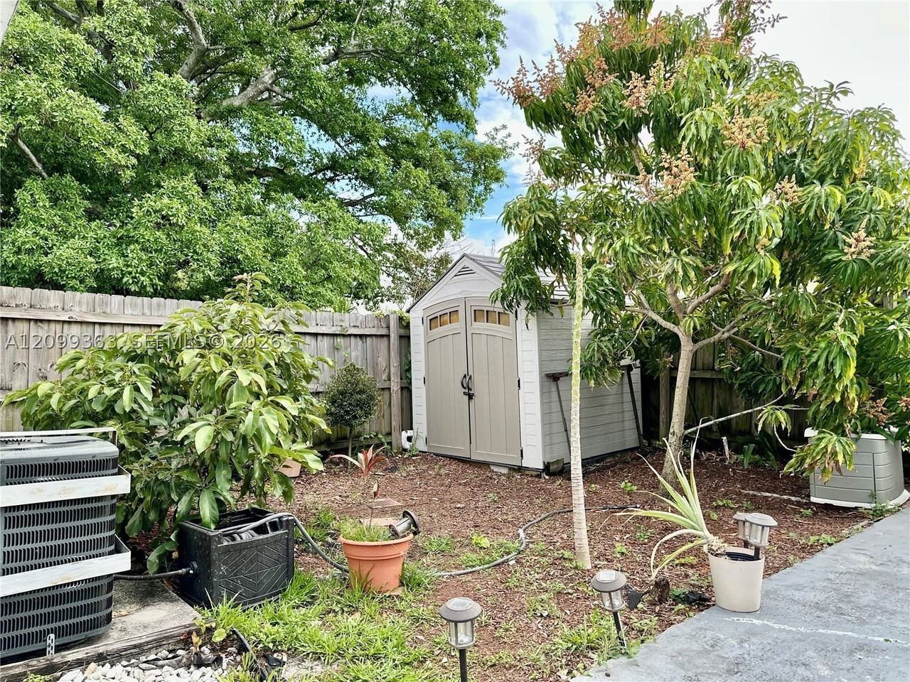 1284 Nw 39th St - Photo 4 of 18