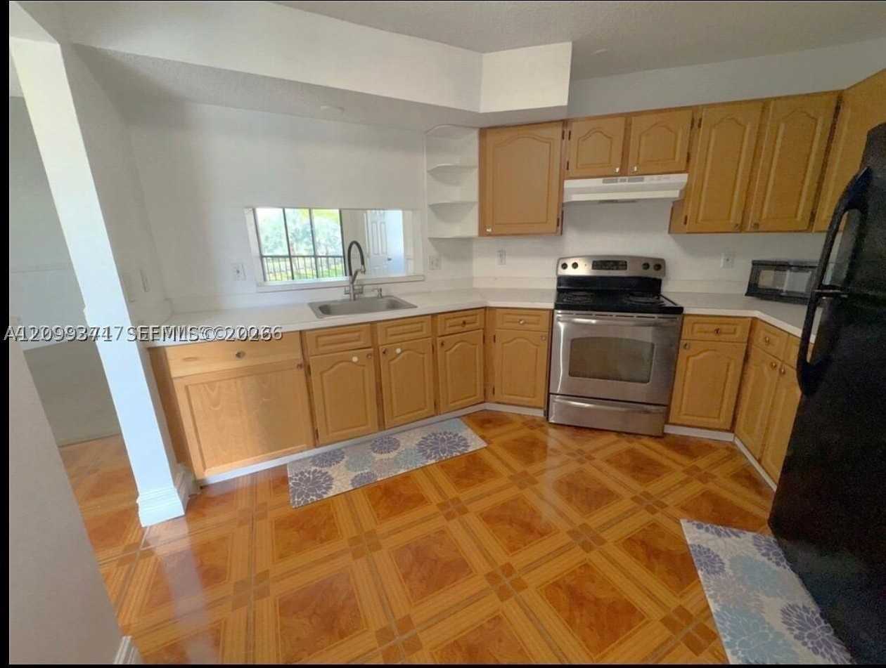 1190 Washington Cir #1190E - Photo 2 of 10