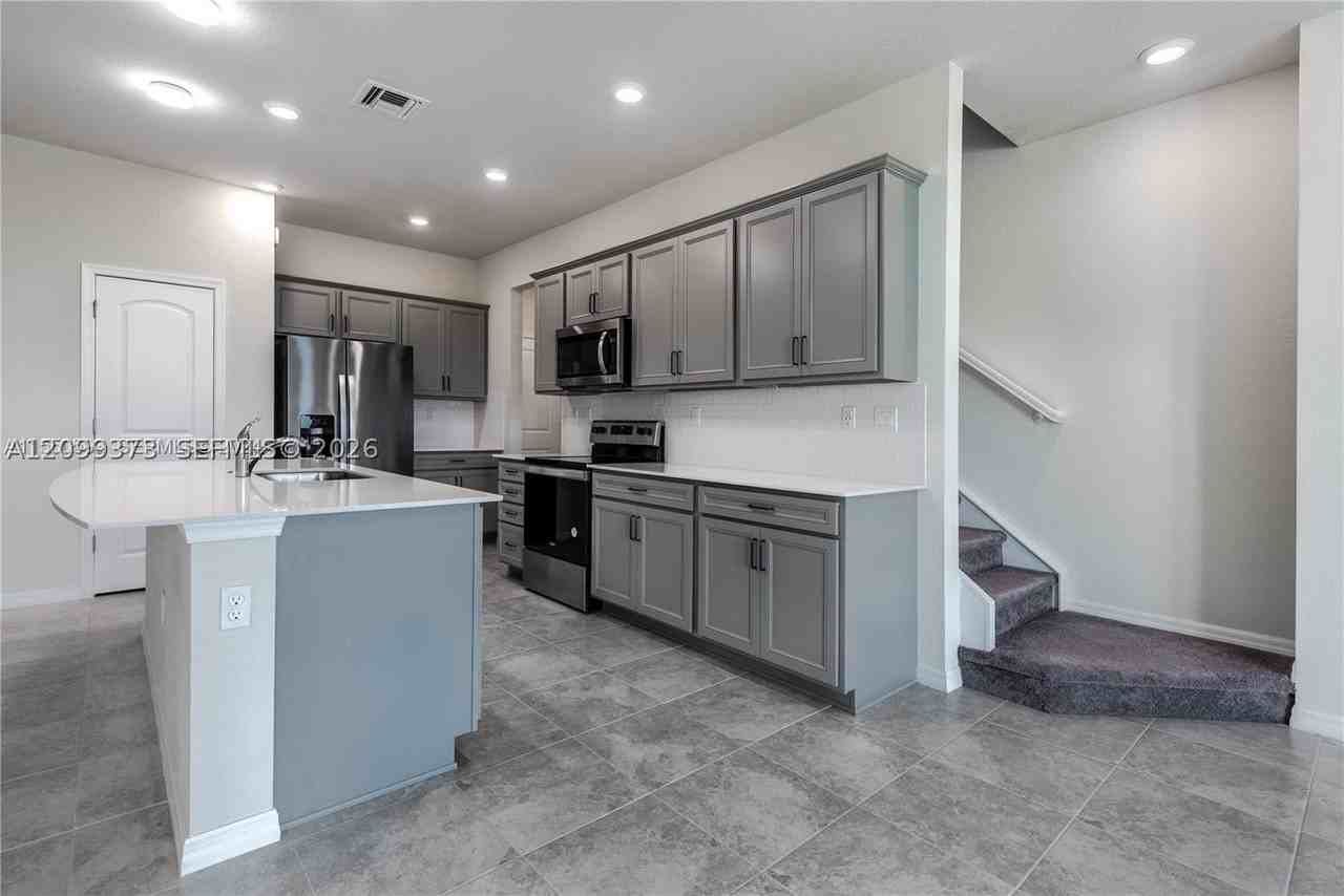 2126 Appleton Cir N #2126 - Photo 2 of 38