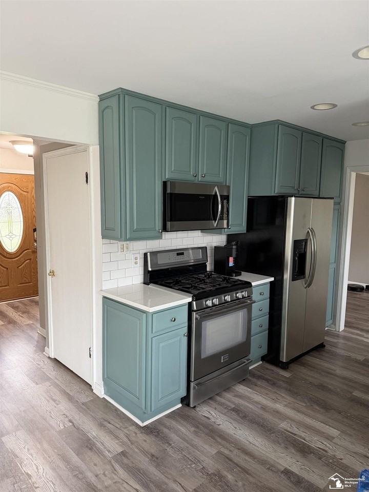 20437 Bourassa Ave - Photo 3 of 11