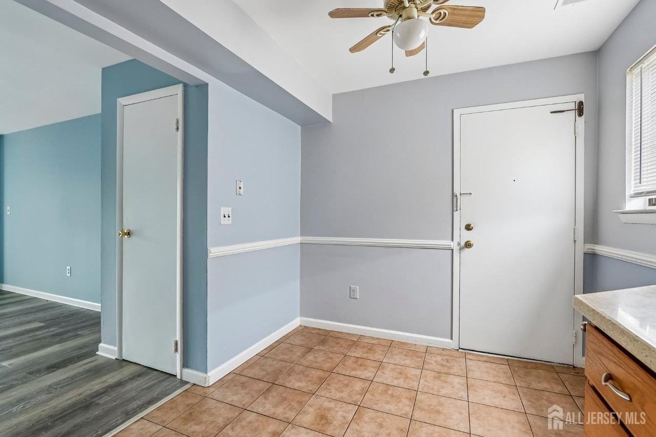 1203 N Oaks Blvd - Photo 3 of 20
