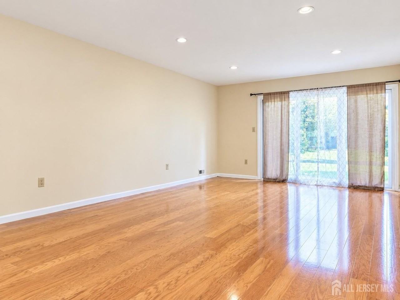 240 Hampshire Ct - Photo 2 of 12