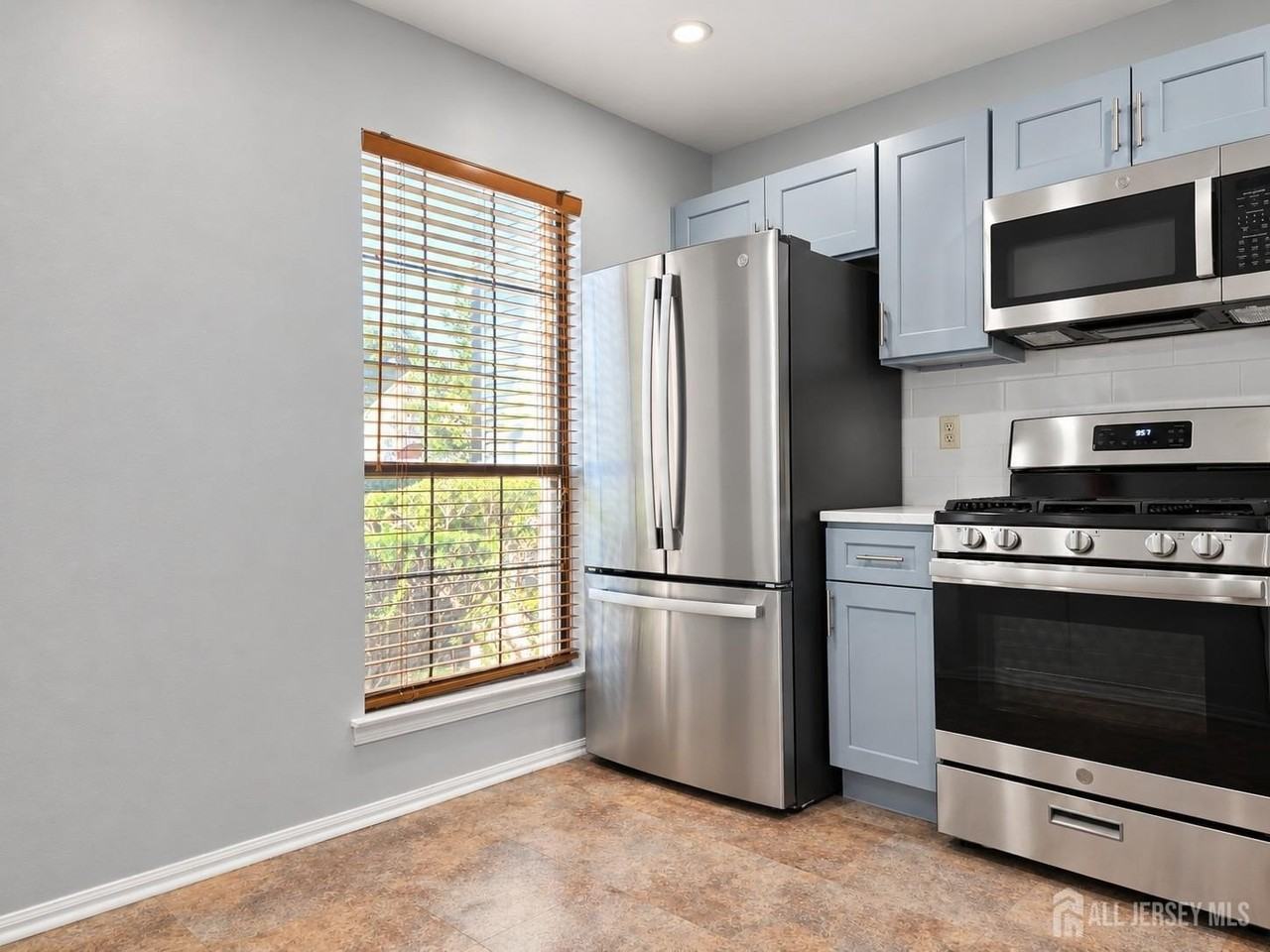 240 Hampshire Ct - Photo 4 of 12