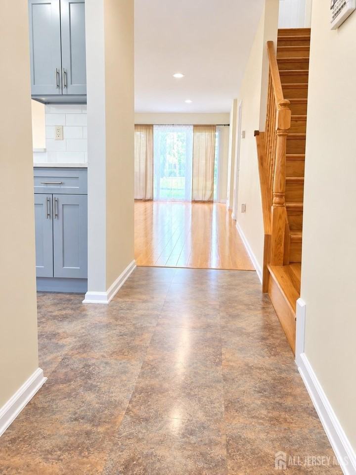 240 Hampshire Ct - Photo 5 of 12