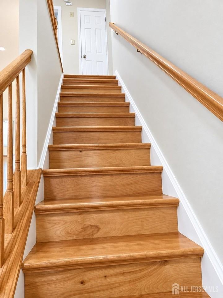 240 Hampshire Ct - Photo 6 of 12